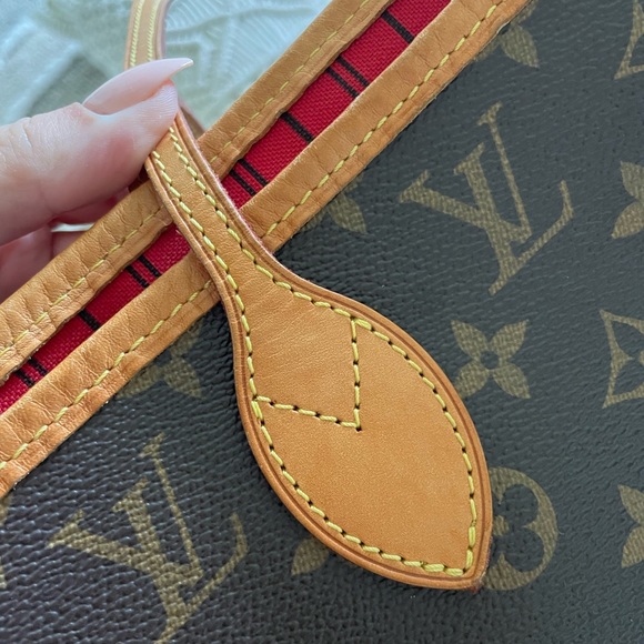 Louis Vuitton Neverfull MM Cerise - Picture 10 of 16